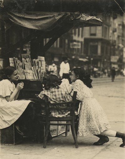 Trzy młode dziewczyny pracujące przy stoisku z gazetami na Canal Street w Nowym Jorku autorstwa Lewis Wickes Hine
