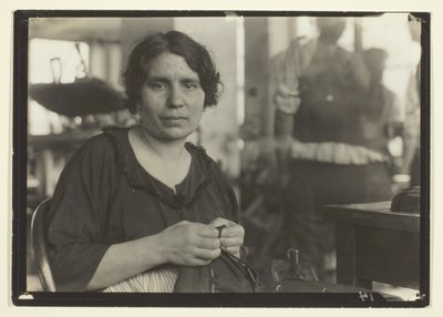 Kobieta pracująca w branży odzieżowej autorstwa Lewis Wickes Hine
