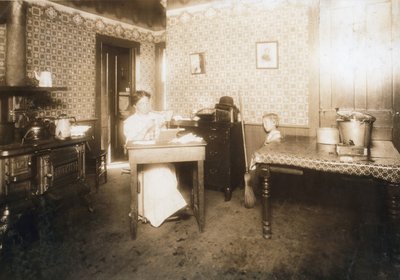 Kobieta wkładająca włosie do szczoteczek do zębów w swojej kuchni, ok. 1912 r. autorstwa Lewis Wickes Hine