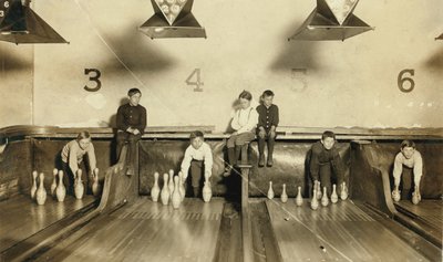Młodzi chłopcy ustawiają kręgle w Arcade Bowling Alley późno w nocy, Trenton, New Jersey, USA, ok. 1909 autorstwa Lewis Wickes Hine