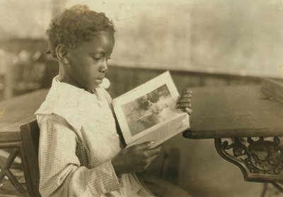 Młoda dziewczyna czyta książkę w klasie, Pleasant Green School, Marlinton, Pocahontas County, West Virginia, USA, ok. 1921 autorstwa Lewis Wickes Hine
