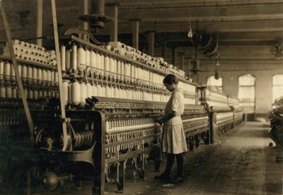 Młoda nastolatka pracująca jako przędzarka w Cotton Mill, West, Texas, USA, ok. 1930 1913 autorstwa Lewis Wickes Hine