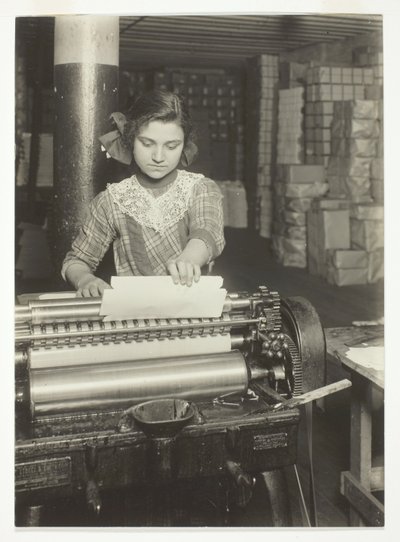 Młody pracownik w fabryce pudełek papierowych autorstwa Lewis Wickes Hine