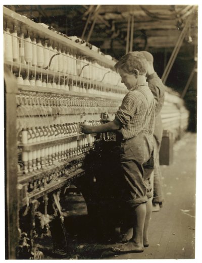 Młodzi doffers zastępujący pełne szpulki w North Pownal, Vermont, 1910 autorstwa Lewis Wickes Hine