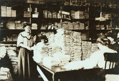 Młode kobiety sortujące papiery w magazynie, ok. 1905 r. autorstwa Lewis Wickes Hine