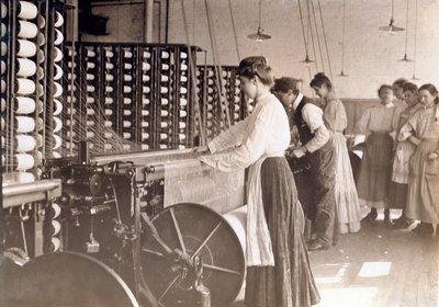 Młode kobiety pracujące przy przędzarce w przędzalni bawełny, Karolina Południowa, 1908 autorstwa Lewis Wickes Hine