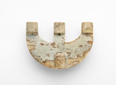 Wisiorek w kształcie łuku, z dodatkową dekoracją, ok. 3300-2250 p.n.e. autorstwa Liangzhu culture