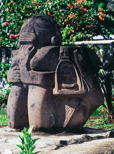 Antropomorficzna rzeźba Tiki, Papeete, Tahiti, Wyspy Towarzystwa, Archipelag Wysp Nawietrznych, Polinezja Francuska (terytorium zamorskie Republiki Francuskiej) autorstwa Unbekannt Unbekannt