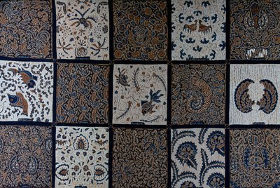 Batik z tradycyjnymi wzorami z tradycyjnych kolorów, Surakarta, Jawa, Indonezja ,detal autorstwa Unbekannt Unbekannt