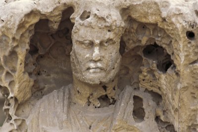 Egipt, Aleksandria, Katakumby Kom-esh-Shuqafa, wnętrze hypogeum, detal posągu autorstwa Unbekannt Unbekannt