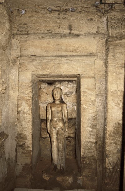 Egipt, Aleksandria, Katakumby Kom-esh-Shuqafa, wnętrze hypogeum, nisza z posągiem kobiety autorstwa Unbekannt Unbekannt