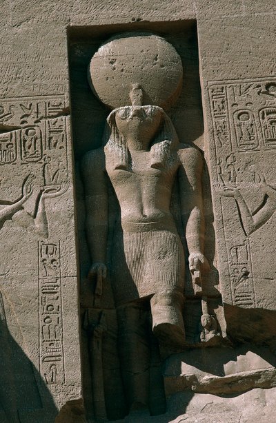 Egipt, Nubia, Abu Simbel, Wielka Świątynia Ramzesa II, fasada, nisza z posągiem boga słońca Ra autorstwa Unbekannt Unbekannt