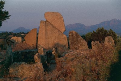 Włochy, Sardynia, Arzachena, prowincja Olbia-Tempio, grób gigantów Li Longhi, widok z tyłu autorstwa Unbekannt Unbekannt