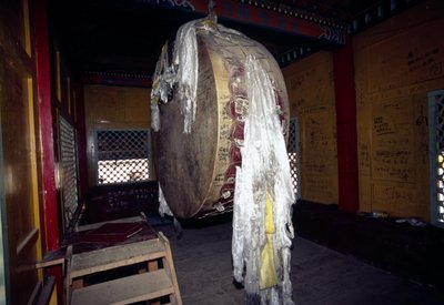 Młynek modlitewny w klasztorze Ganden Sumtseling w Shangri-La, znanym również jako Zhongdian lub Gyalthang, Yunnan, Chiny autorstwa Unbekannt Unbekannt