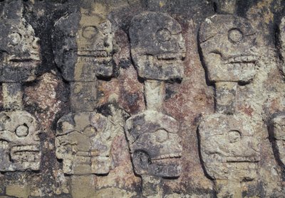 Relief przedstawiający ludzkie czaszki, fragment Tzompantli lub Ściany Czaszek, stanowisko archeologiczne Chichen Itza (wpisane na Listę Światowego Dziedzictwa UNESCO autorstwa Unbekannt Unbekannt
