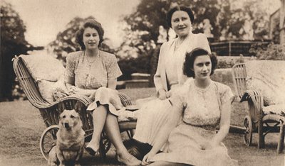 Jej Królewska Mość Królowa z Królewskimi Księżniczkami, ok. 1950. autorstwa Lisa Sheridan