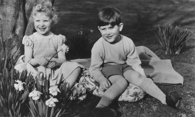 Książę Karol i księżna Anna jako dzieci w Balmoral, 28 września 1952 r. autorstwa Lisa Sheridan