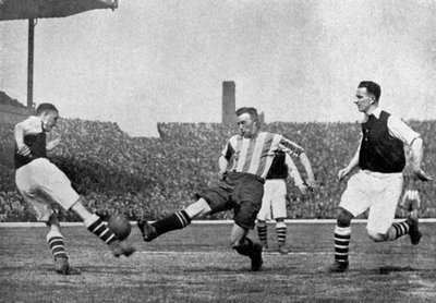 Akcja z meczu piłki nożnej Arsenal - Sheffield United, c1927-1937. autorstwa London News Agency