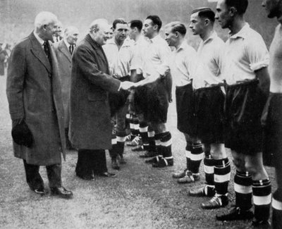Winston Churchill wita drużynę piłkarską Anglii, Wembley, Londyn, październik 1941 r. autorstwa London News Agency