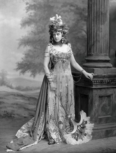 Pani Algernon Bourke 1870-1967, z domu Guendoline Irene Emily Sloane-Stanley..., 1897. autorstwa London . Photo studio Lafayette