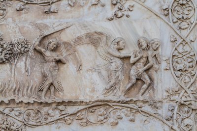 Wypędzony z Edenu, fragment z Stories of Genesis, płaskorzeźby Lorenzo Maitani (przed 1275-1330), pierwszy filar, boczna fasada katedry w Orvieto, Umbria, Włochy autorstwa Lorenzo Maitani