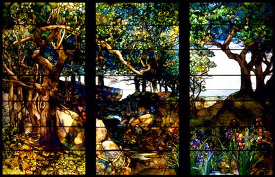 Zalesiony krajobraz w trzech panelach, ok. 1905 (szkło, folia miedziana, ołów i drewno) autorstwa Louis Comfort Tiffany
