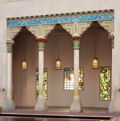 Elementy architektoniczne z Laurelton Hall, Oyster Bay, Nowy Jork, ok. 1905 (wapień, ceramika i szkło Fravrile) autorstwa Louis Comfort Tiffany
