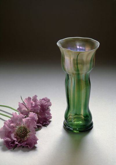 Opalizujący szklany wazon Louis Comfort Tiffany (1848-1933), styl Liberty autorstwa Louis Comfort Tiffany