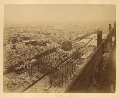 Widok z lotu ptaka na budynek wystawowy w budowie autorstwa Louis Emile Durandelle