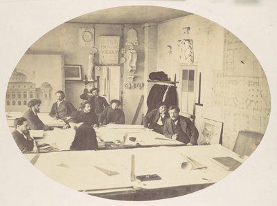 [Karol Garnier w kreślarni przy projektowaniu nowej Opery Paryskiej], ok. 201 1870. autorstwa Louis Emile Durandelle