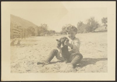 [Chłopiec i pies na plaży] autorstwa Louis Fleckenstein