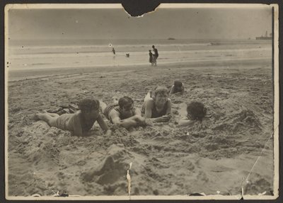 [Dzieci leżące w piasku na plaży] autorstwa Louis Fleckenstein