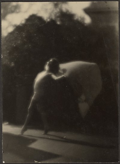 [Tancerka w ogrodzie] autorstwa Louis Fleckenstein