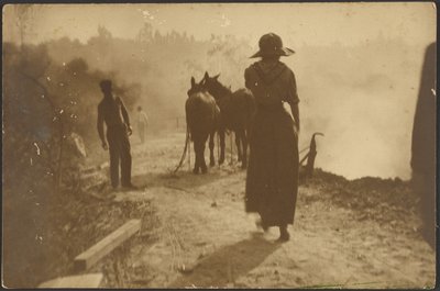 [Scena na farmie przedstawiająca kobietę idącą w kierunku koni] autorstwa Louis Fleckenstein