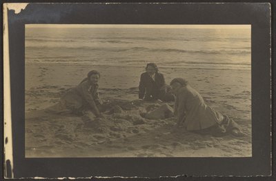 [Postacie siedzące na plaży] autorstwa Louis Fleckenstein