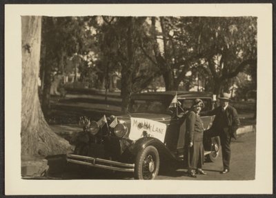 [Postacie przy samochodzie z flagami] autorstwa Louis Fleckenstein