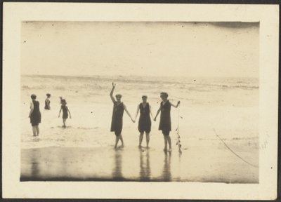 [Postacie w strojach kąpielowych na plaży] autorstwa Louis Fleckenstein