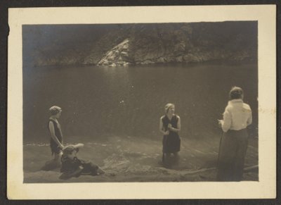 [Figury w jeziorze] autorstwa Louis Fleckenstein