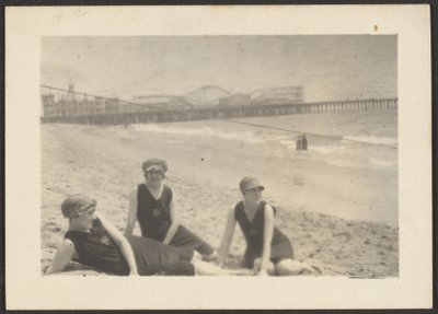 [Rysunki na plaży w pobliżu Santa Monica Pier]. autorstwa Louis Fleckenstein