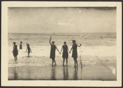 [Postacie na plaży trzymające wodorosty] autorstwa Louis Fleckenstein