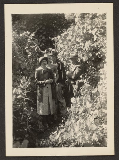 [Fleckenstein, Florence i jej synowie w lesie]. autorstwa Louis Fleckenstein