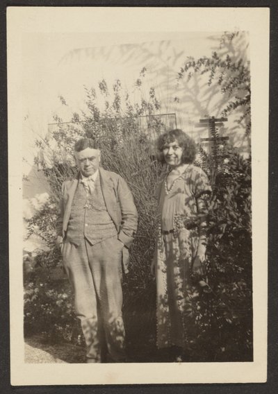 [Fleckenstein i Florence w ogrodzie]. autorstwa Louis Fleckenstein