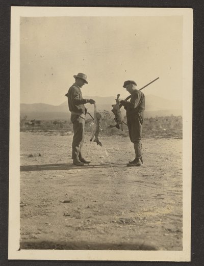 [Fleckenstein i Man Holding Guns and Dead Jackrabbits]. autorstwa Louis Fleckenstein