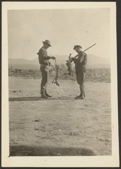 [Fleckenstein i Man with Guns and Dead Jackrabbits]. autorstwa Louis Fleckenstein