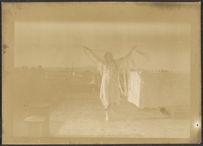 [Taniec Florence w stroju rdzennych Amerykanów]. autorstwa Louis Fleckenstein