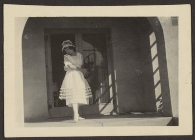 [Florence Dancing on Porch] autorstwa Louis Fleckenstein