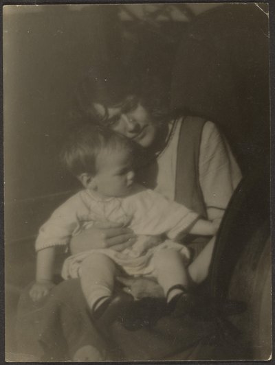 [Florence trzymająca dziecko] autorstwa Louis Fleckenstein