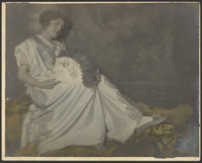 [Florence siedząca z dużym wachlarzem]. autorstwa Louis Fleckenstein