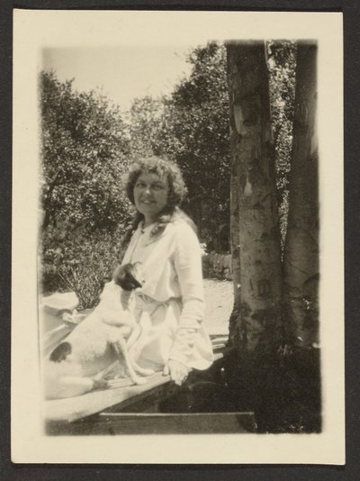 [Florence Sitting with Dog] autorstwa Louis Fleckenstein