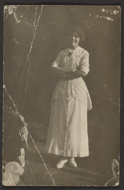 [Florence stojąca na ścieżce]. autorstwa Louis Fleckenstein